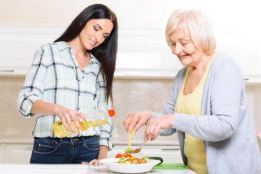 Büyükanne ve torunu salatası yapmak 