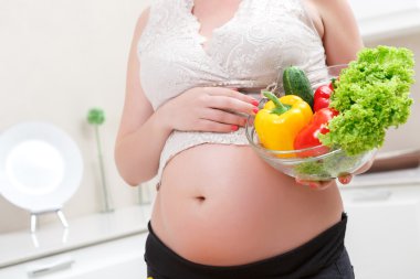 Kase og sebze tutan hamile kadın