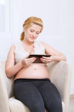 Dizüstü bilgisayar kullanan Pragnant kadın