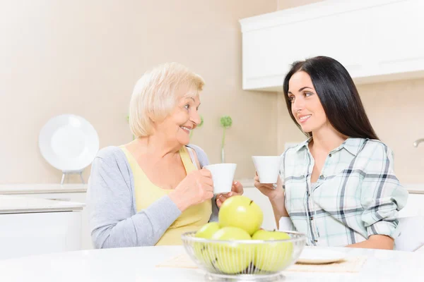 Grandmother and granddaughter drinking tea — Stock Photo, Image