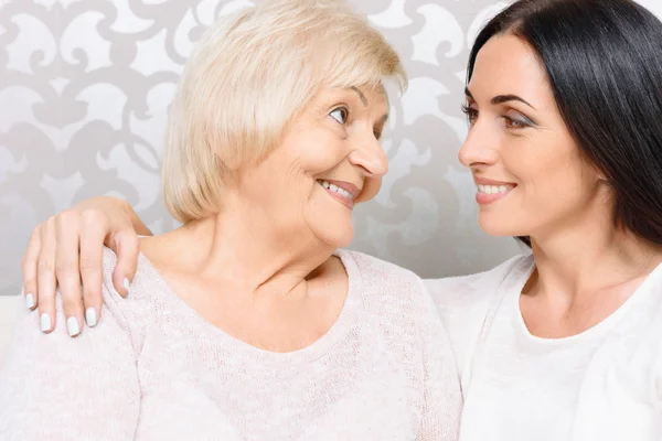 Close up van oma en kleindochter samen — Stockfoto