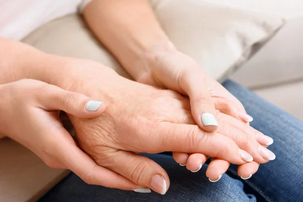 Primo piano delle mani di donne anziane e giovani — Foto Stock