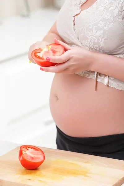 Schwangere kocht Salat — Stockfoto