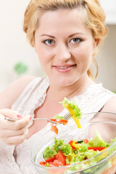 Mulher grávida comendo salada de legumes saborosa — Fotografia de Stock