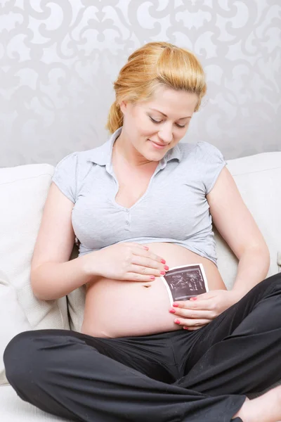 Mujer embarazada sonriente relajante — Foto de Stock