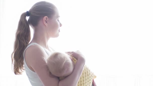 Mamma att hålla sitt barn på händer — Stockvideo