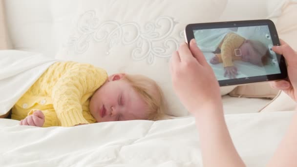 Doux souvenirs de petit bébé pour la mère — Video