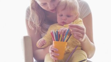Renkli kalemler üzerinde izlerken küçük bebek