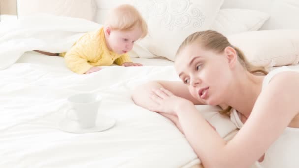 Spící šťastné dítě a unavená matka — Stock video