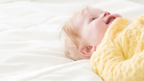 Happiness of little baby on sofa — Stock Video