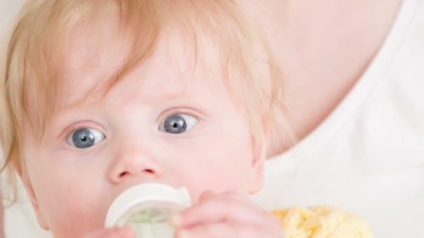 小さな赤ちゃんの青い目を掘る — ストック動画