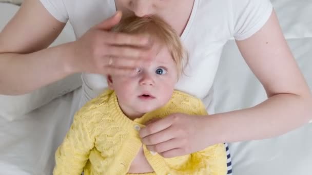 Mamãe trabalhando com bebê — Vídeo de Stock