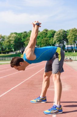 Yakışıklı delikanlı cesedini yaslanmış