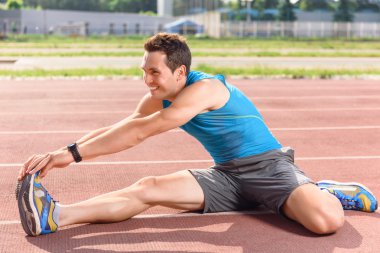 Oturma ve ayakları kadar eğilerek adam 