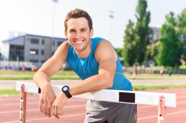 Adam gülümseyen eğilerek üzerinde bar