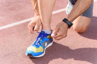 Erkek spor ayakkabı bağlama Close-Up