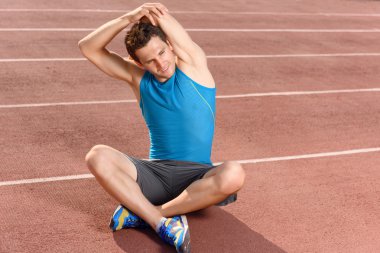 Oturma ve kollarını germe genç adam