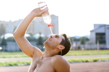 Genç adam kendini su ile dökme