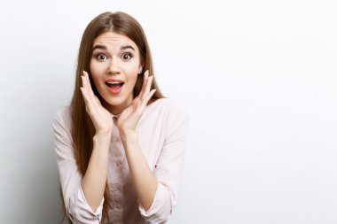 Güzel kız gösteren duygular