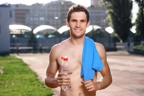 Lachende topless man met water — Stockfoto