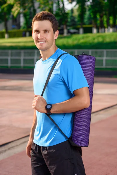 Smiling man with sport equipment — Stock Photo, Image