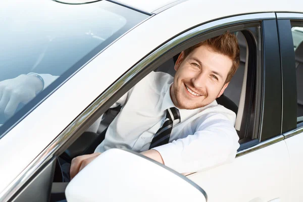 Vista dall'alto dell'uomo sorridente in auto — Foto Stock