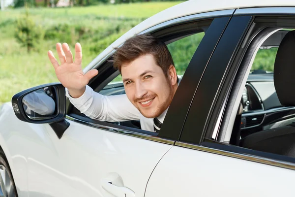 Sorridente uomo d'affari che agita la mano — Foto Stock