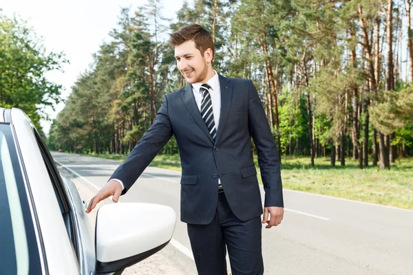 Uomo d'affari apertura porta di auto — Foto Stock