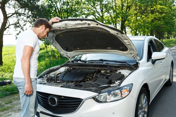 Man standing in front of opened bonnet — Stock Photo, Image