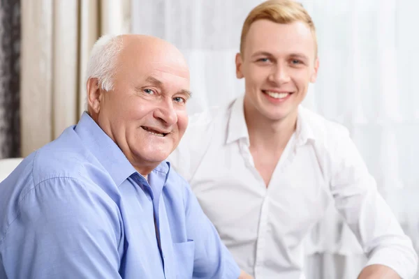 Doi oameni zâmbitori de vârste diferite — Fotografie, imagine de stoc