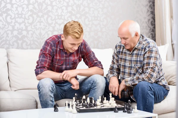 Großvater und Enkel spielen Schach — Stockfoto