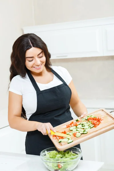 Mulher bonita fazendo salada — Fotografia de Stock