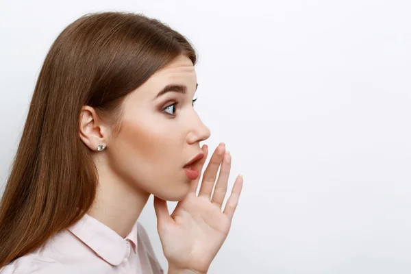 Schönes Mädchen zeigt Emotionen — Stockfoto