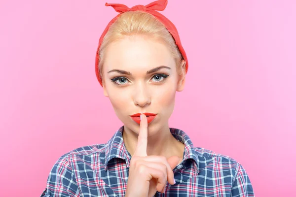 Menina pin up bonita isolado em rosa — Fotografia de Stock