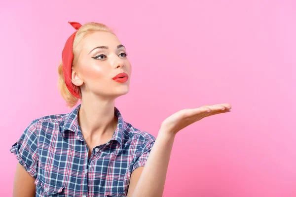 Menina pin up bonita isolado em rosa — Fotografia de Stock