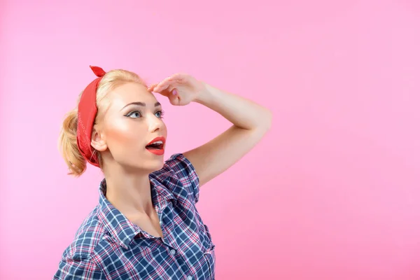 Schöne Pin Up Mädchen isoliert auf rosa — Stockfoto