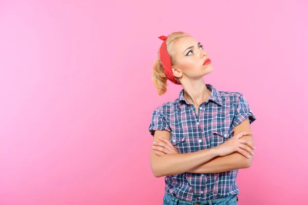 Menina pin up bonita isolado em rosa — Fotografia de Stock