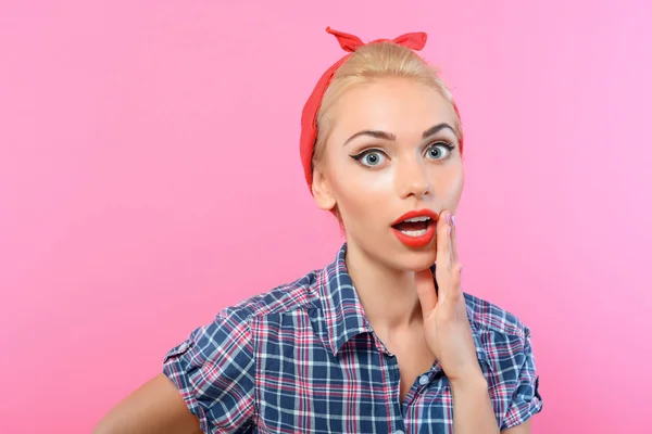 Menina pin up bonita isolado em rosa — Fotografia de Stock