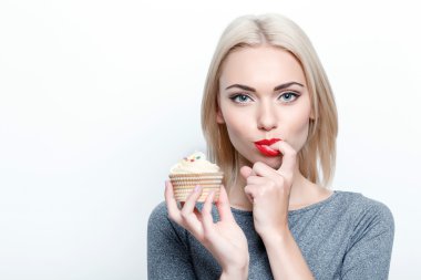genç ve güzel kadın tatma cupcake
