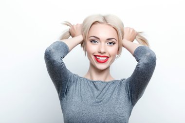 genç kızın saçları ile oynama