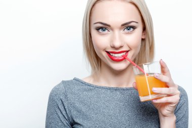 Sarı saçlı kadın bardak suyu ile poz 