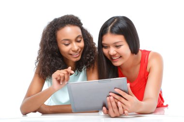 hoş kızlar yerde yatarken 