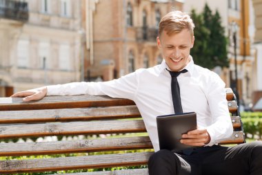 gülümseyen adam dışında tablet kullanma 