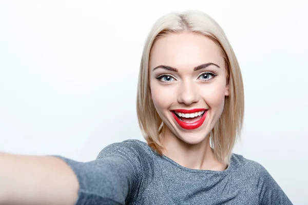 Uśmiechnięta młoda kobieta robi selfie — Zdjęcie stockowe