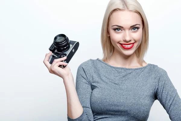 Hymyilevä vaalea tukka nainen poseeraa kameran kanssa — kuvapankkivalokuva