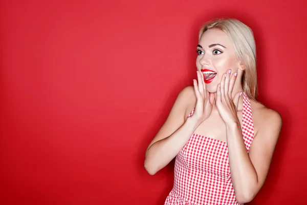 Mujer asombrada sobre fondo rojo — Foto de Stock