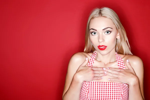 Amazed woman on red background — Stock Photo, Image