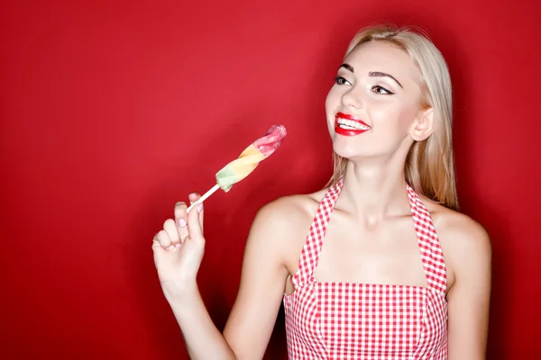 Femme souriante posant avec des bonbons — Photo