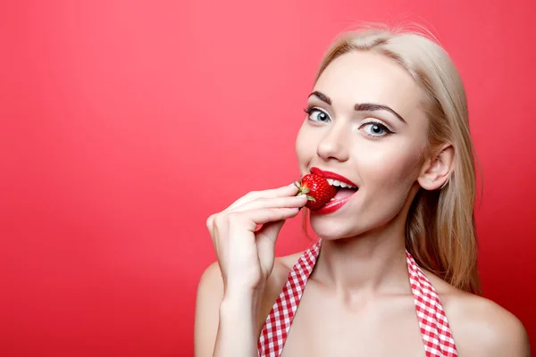 Pretty blond-haired woman eating strawberry — Stock Photo, Image