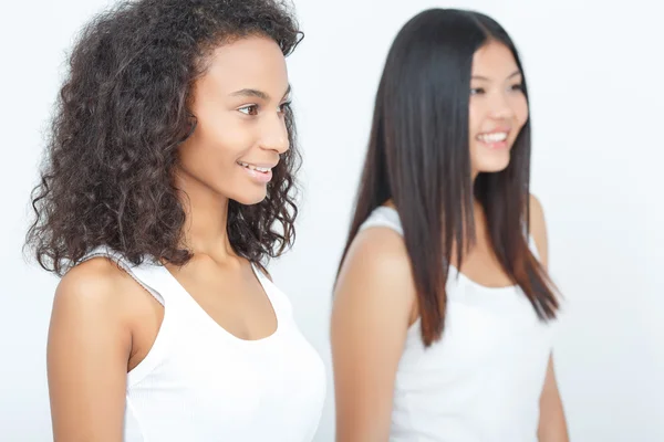 Amigos positivos de pie juntos . — Foto de Stock